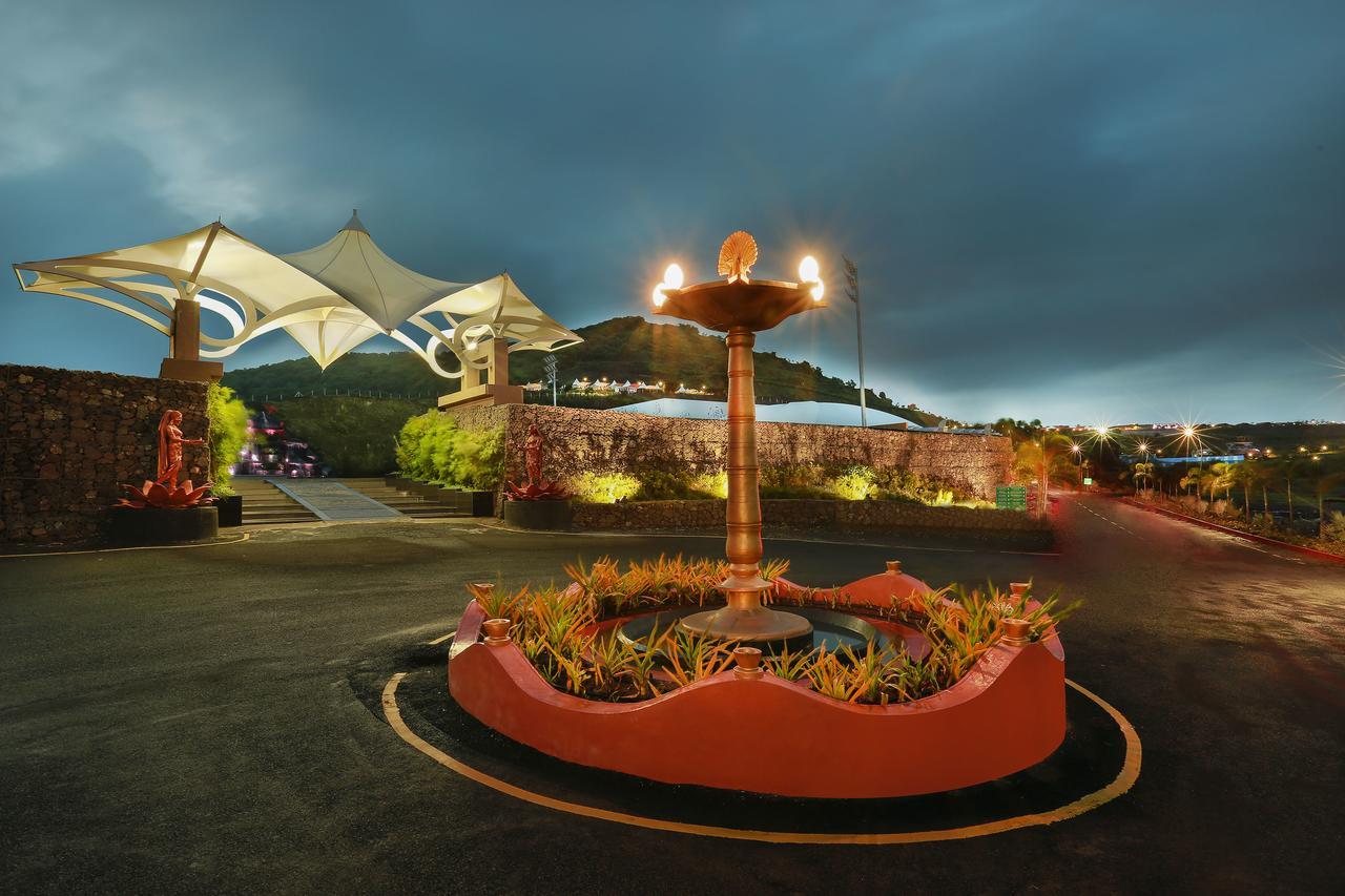 Sunnys World Hotel Pune Bagian luar foto
