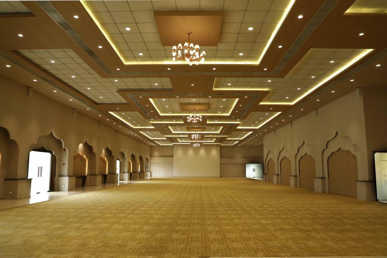 Sunnys World Hotel Pune Bagian luar foto