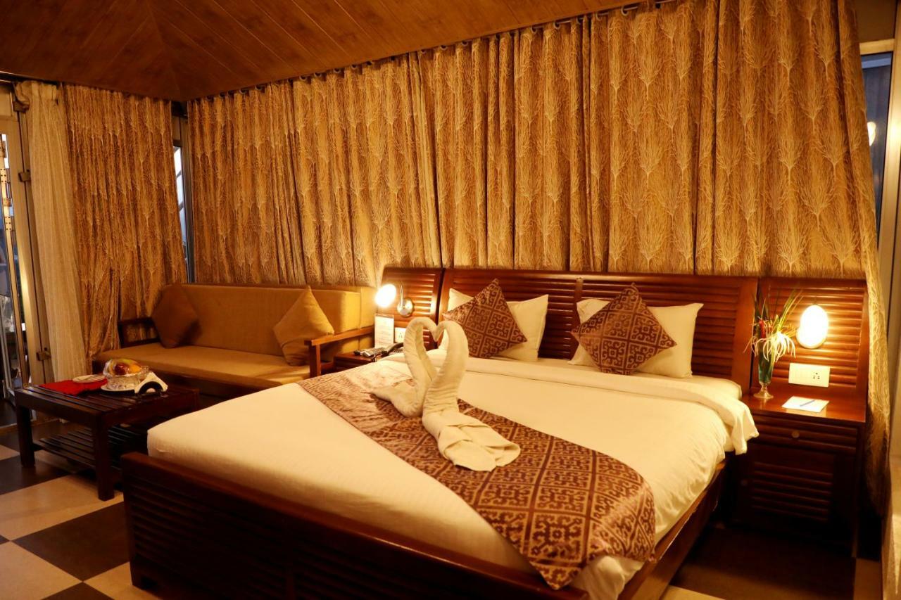 Sunnys World Hotel Pune Bagian luar foto