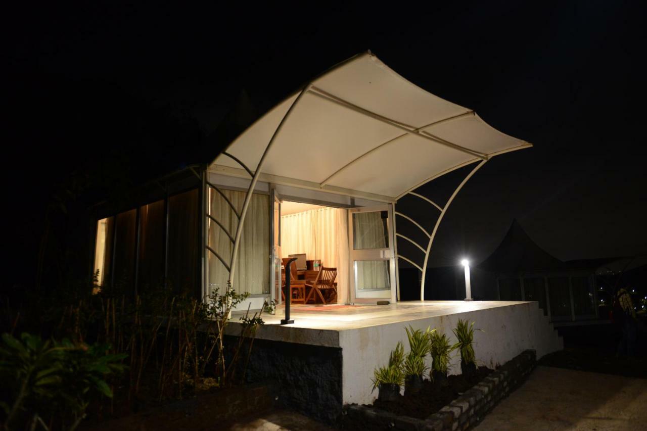 Sunnys World Hotel Pune Bagian luar foto