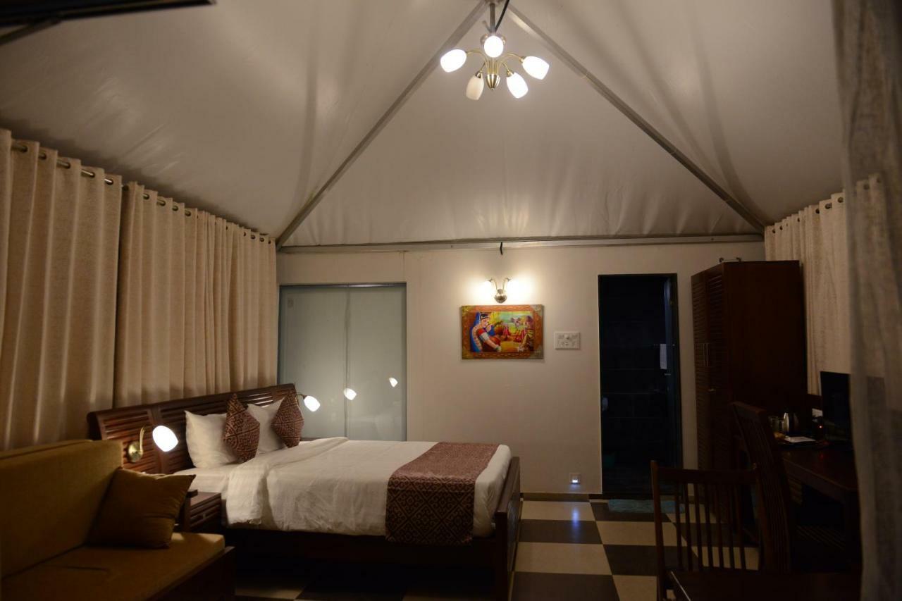 Sunnys World Hotel Pune Bagian luar foto