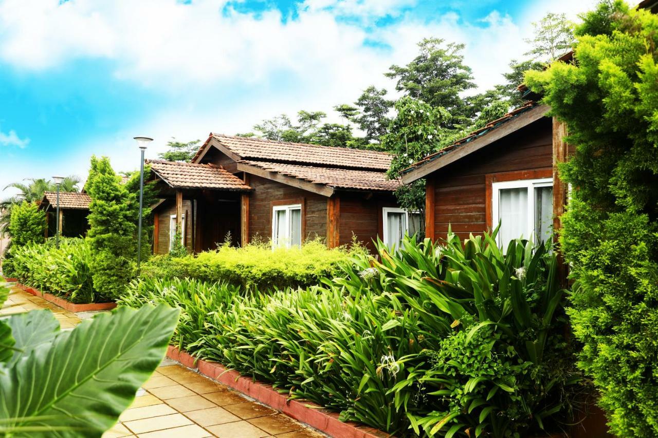 Sunnys World Hotel Pune Bagian luar foto