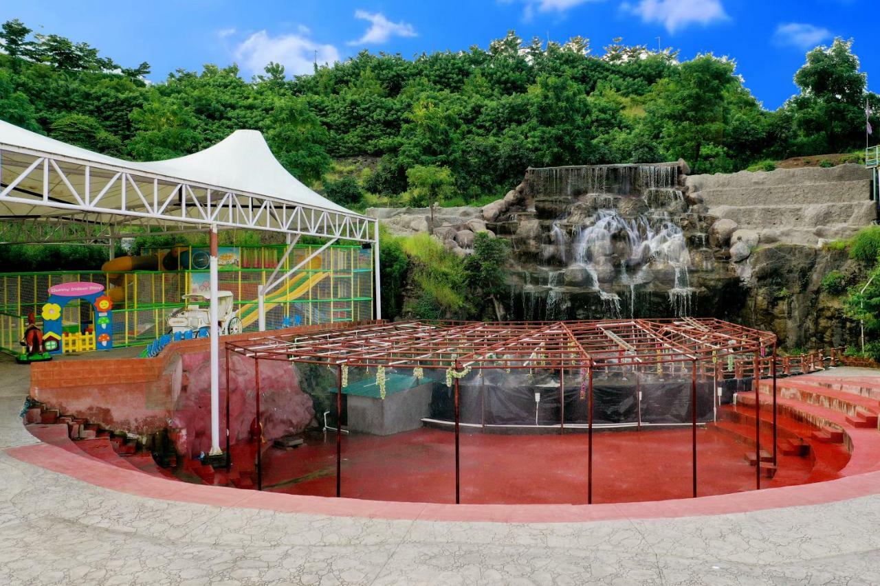 Sunnys World Hotel Pune Bagian luar foto