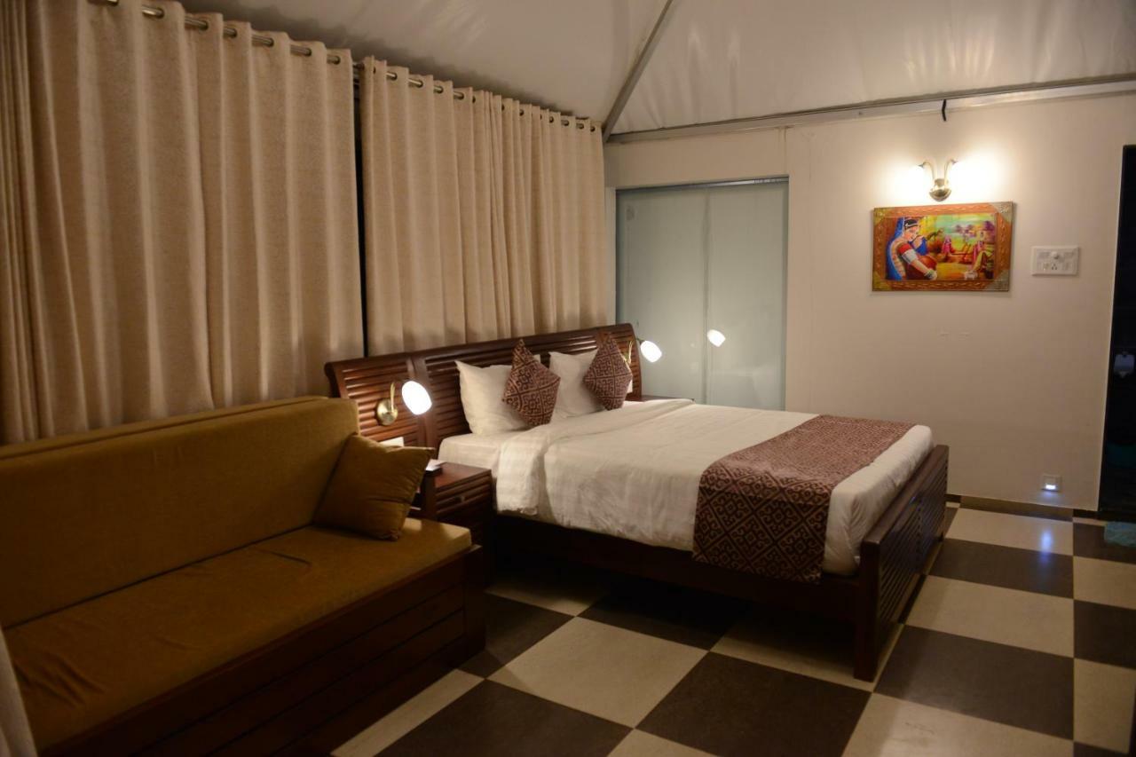Sunnys World Hotel Pune Bagian luar foto