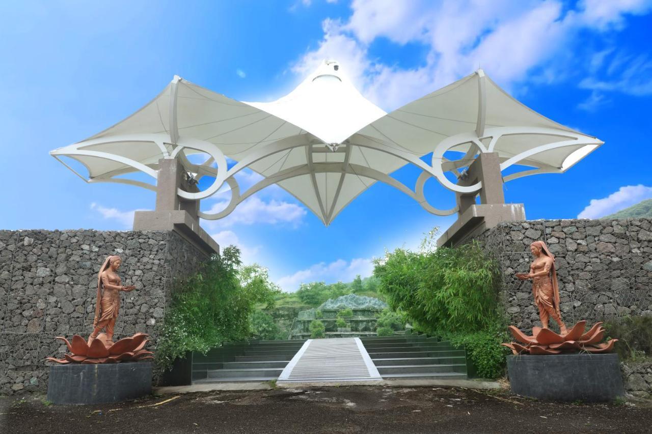 Sunnys World Hotel Pune Bagian luar foto