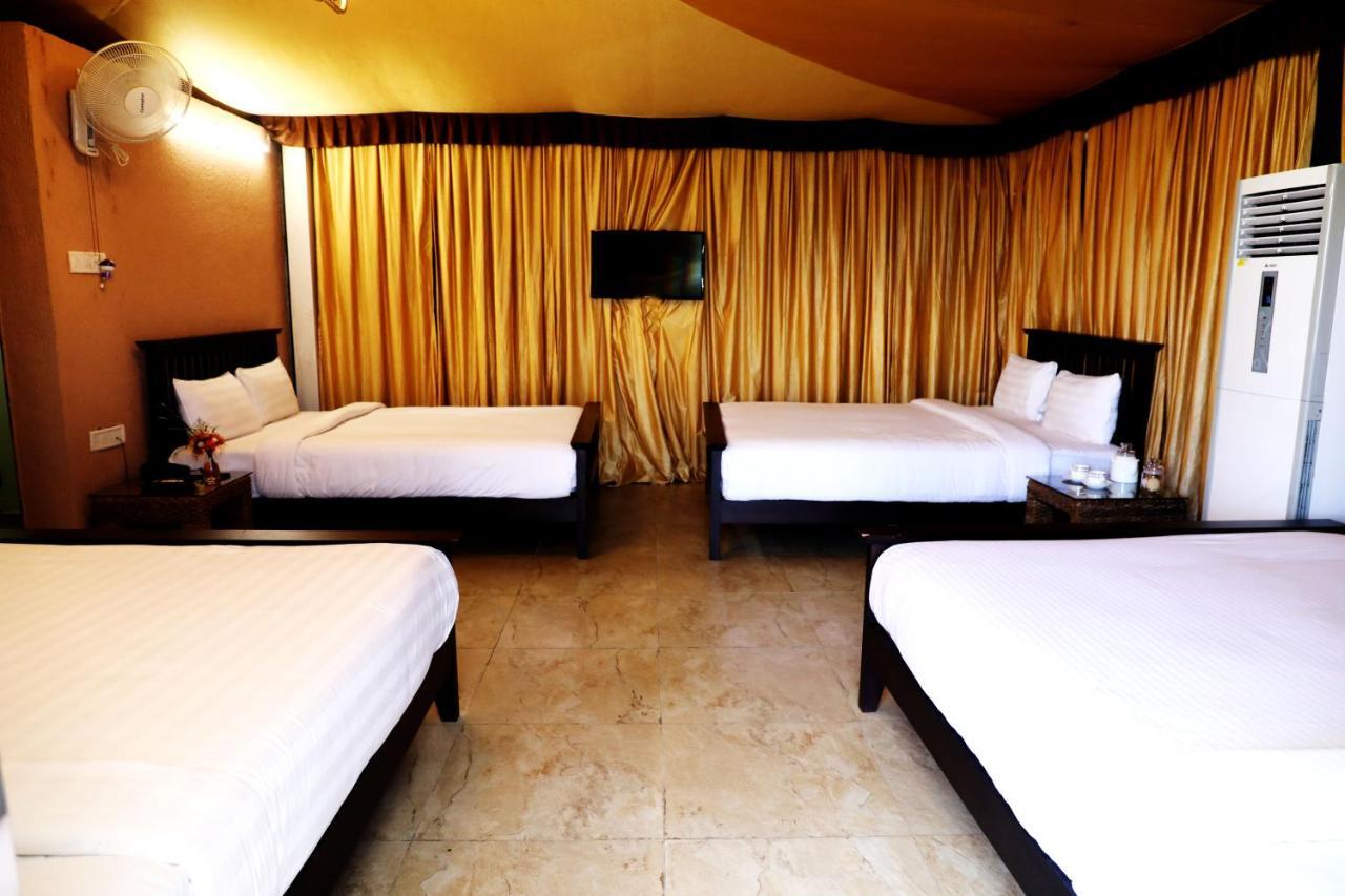 Sunnys World Hotel Pune Bagian luar foto